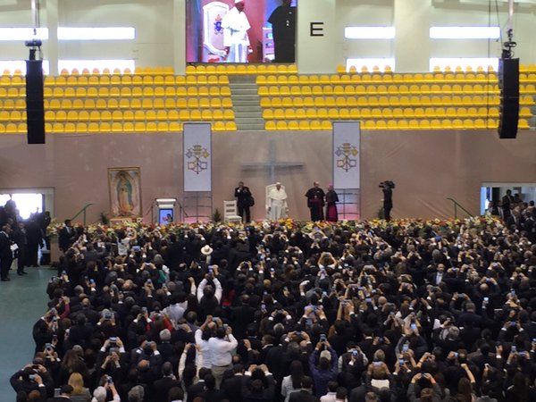 Dios pedirá cuentas a los esclavistas de nuestros días: papa - CbcTtEQUEAACc1N