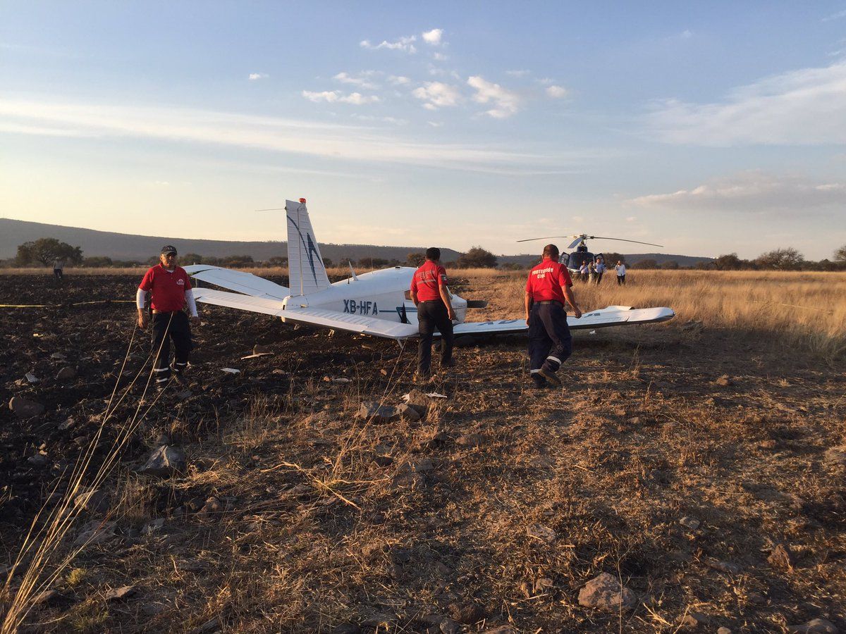Avión pequeño aterriza de emergencia en comunidad de Querétaro