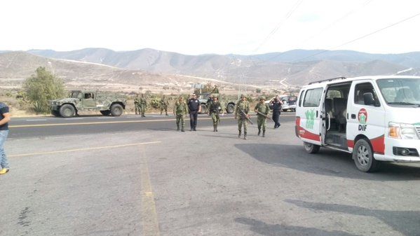 Linchan en Puebla a presunto ladrón y retienen a dos más - Chapulco-Linchamiento