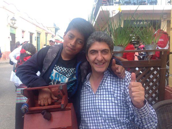 Difunde funcionario de Sedesol foto con niño limpiándole los zapatos - Ernesto-Nemer-2