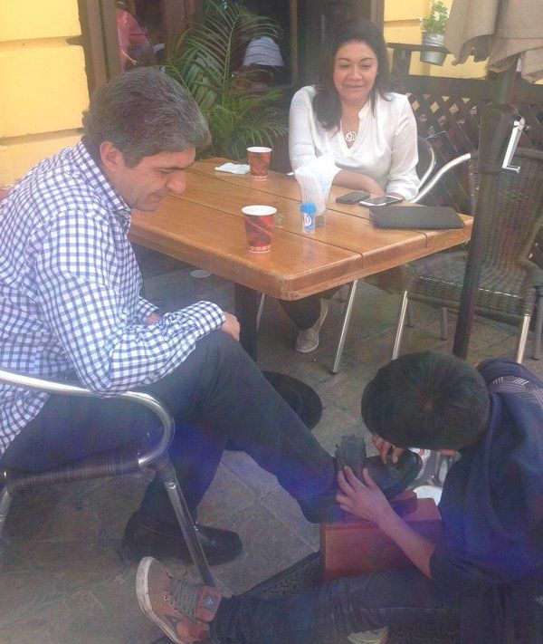 Difunde funcionario de Sedesol foto con niño limpiándole los zapatos - Ernesto-Nemer