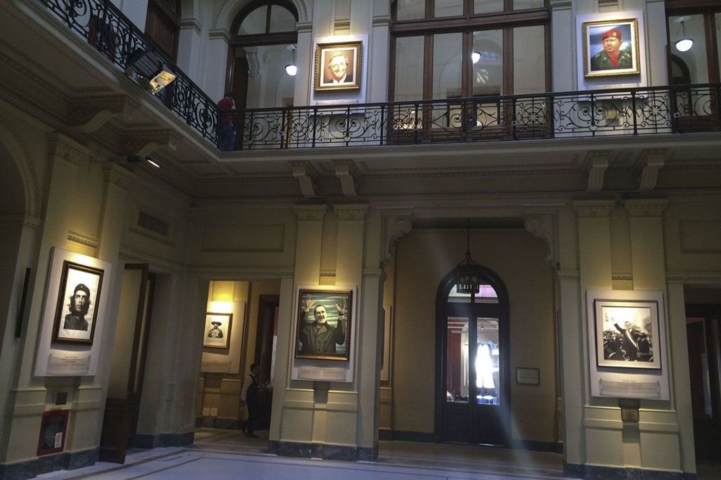 Retiran los cuadros de Néstor Kirchner y Hugo Chávez en la Casa Rosada - Foto-Kirchner-Chávez-1024x682