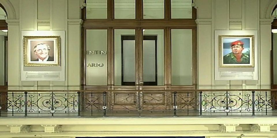 Retiran los cuadros de Néstor Kirchner y Hugo Chávez en la Casa Rosada Retiran los cuadros de Néstor Kirchner y Hugo Chávez en la Casa Rosada