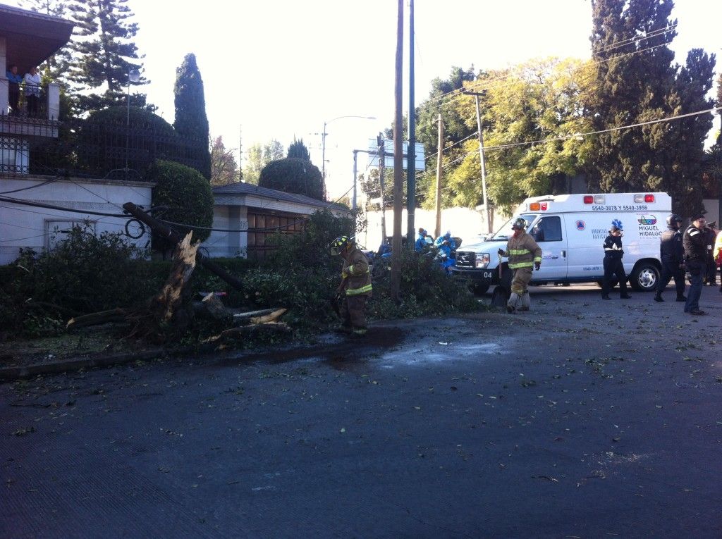 Vuelca camioneta en Lomas Virreyes - IMG_5487-1024x765