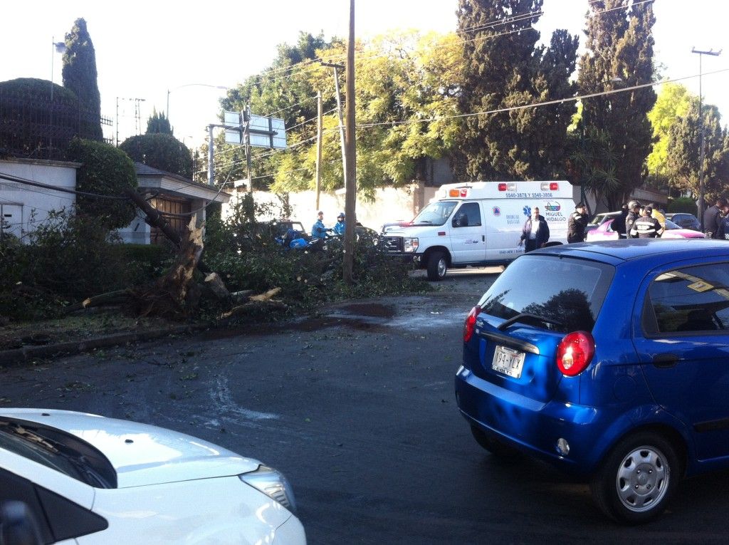 Vuelca camioneta en Lomas Virreyes - IMG_5491-1024x765