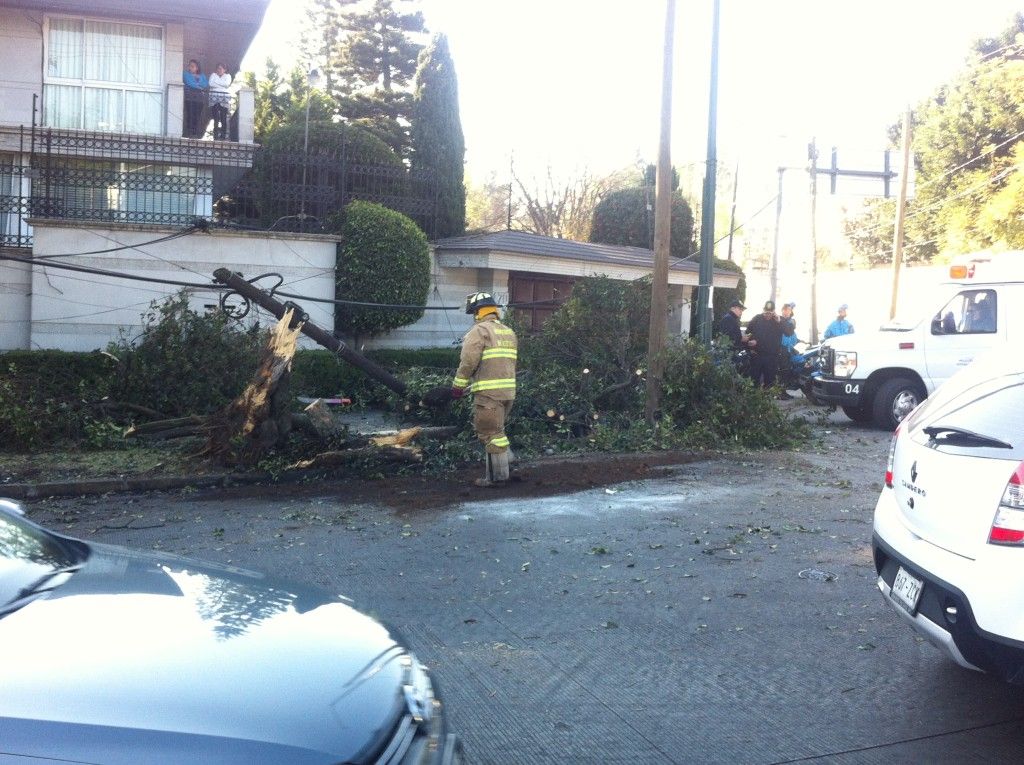 Vuelca camioneta en Lomas Virreyes - IMG_5493-1024x765