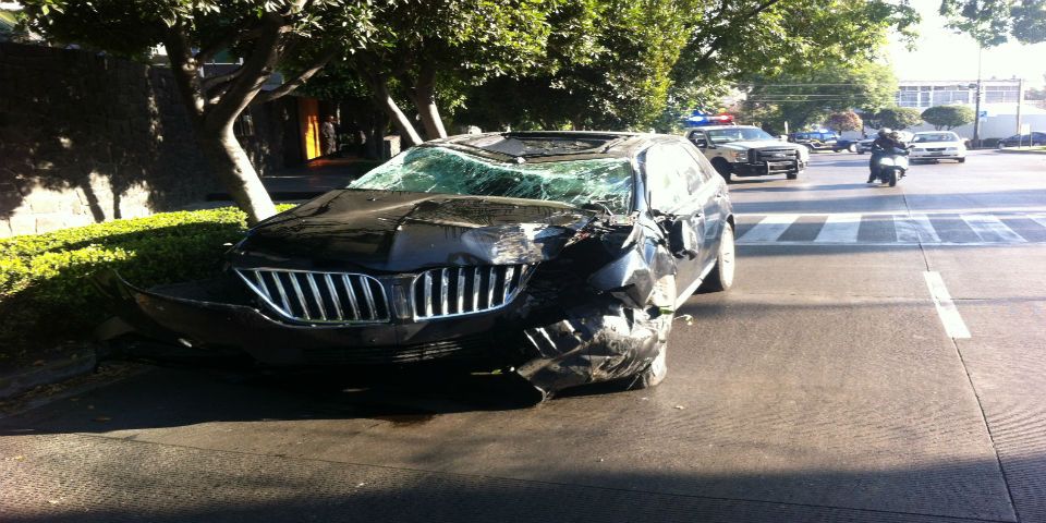 Vuelca camioneta en Lomas Virreyes
