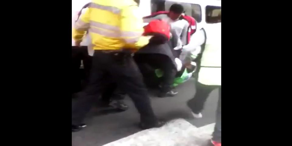 Destituyen a funcionario de Invea por patear a empleado de Ecoparq Destituyen a funcionario de Invea por patear a empleado de Ecoparq