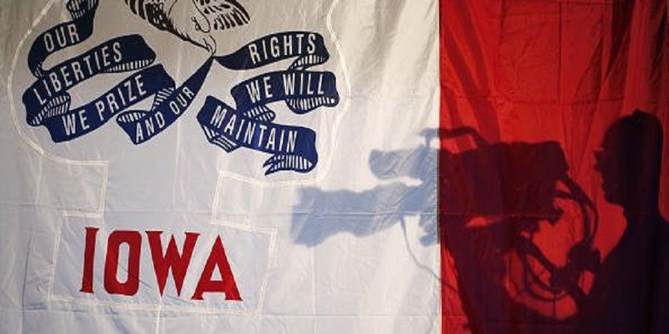 Inicia caucus de Iowa con leves ventajas de Clinton y Cruz