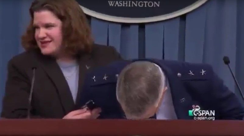 Video: se desmaya general en conferencia de prensa