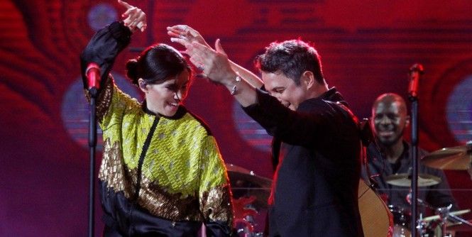 Video: cantante olvida letra de ‘Corazón partío’ en dueto con Sanz