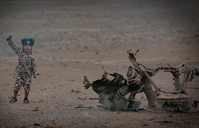 Niño de 4 años asesina a 3 prisioneros del Estado Islámico