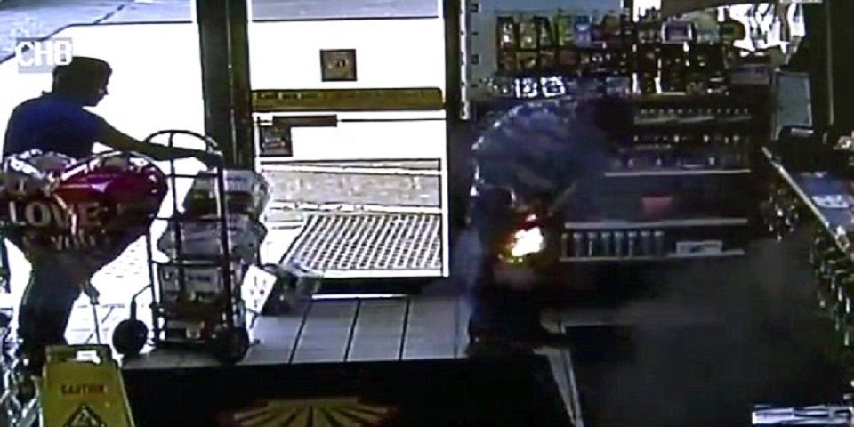 Video: explota cigarro electrónico en bolsa del pantalón de un hombre Video: explota cigarro electrónico en bolsa del pantalón de un hombre