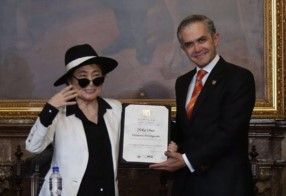 Reconocen a Yoko Ono como visitante distinguida
