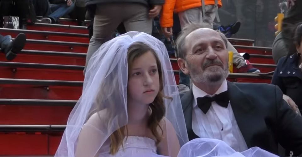 Video: reacciones ante “una boda” de niña y anciano Video: reacciones ante “una boda” de niña y anciano