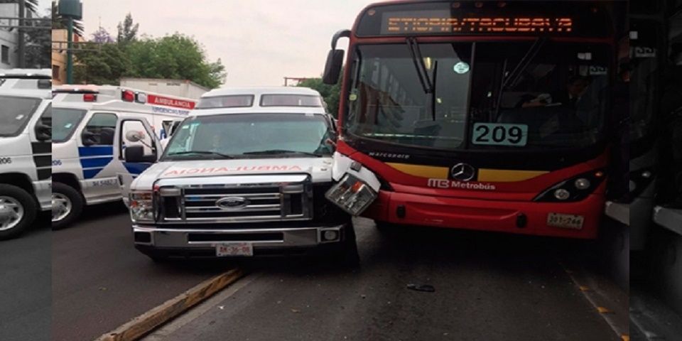 Choque entre ambulancia y metrobús deja cinco lesionados Choque entre ambulancia y metrobús deja cinco lesionados