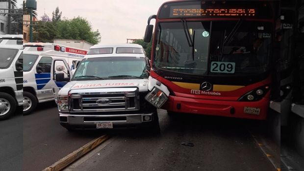 Choque entre ambulancia y metrobús deja cinco lesionados - Metrobús-Línea-2