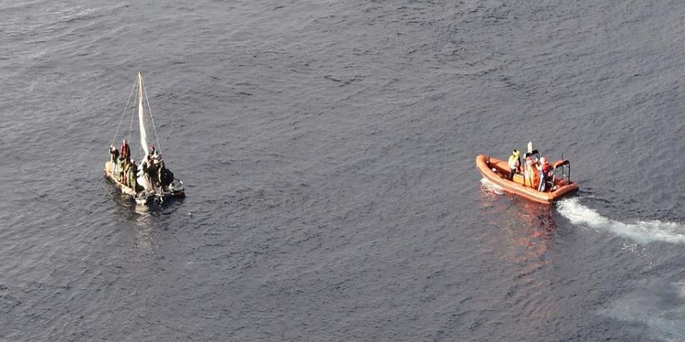 Rescatan a 16 migrantes en Golfo de México