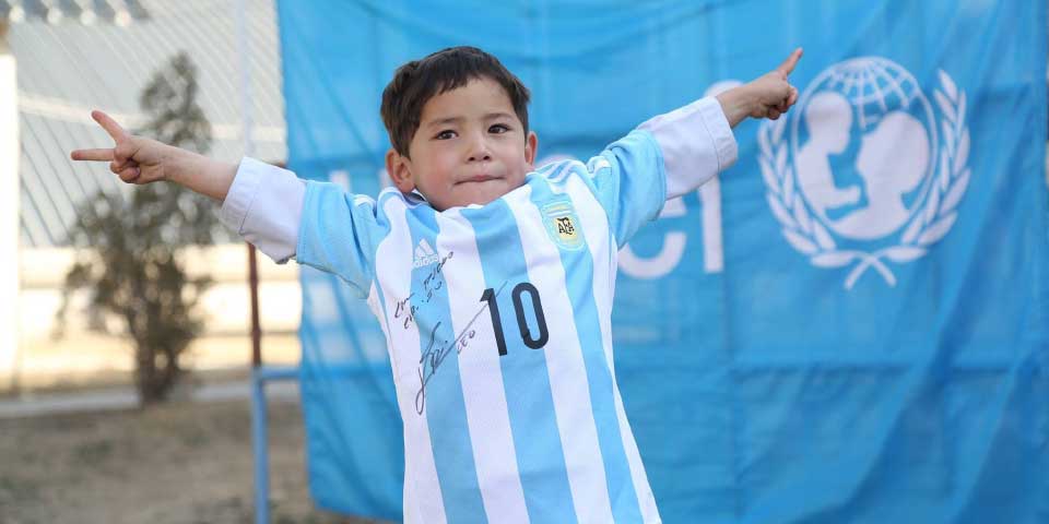 Pequeño fan de Messi deja Afganistán por amenazas - Murtaza-Ahmadi