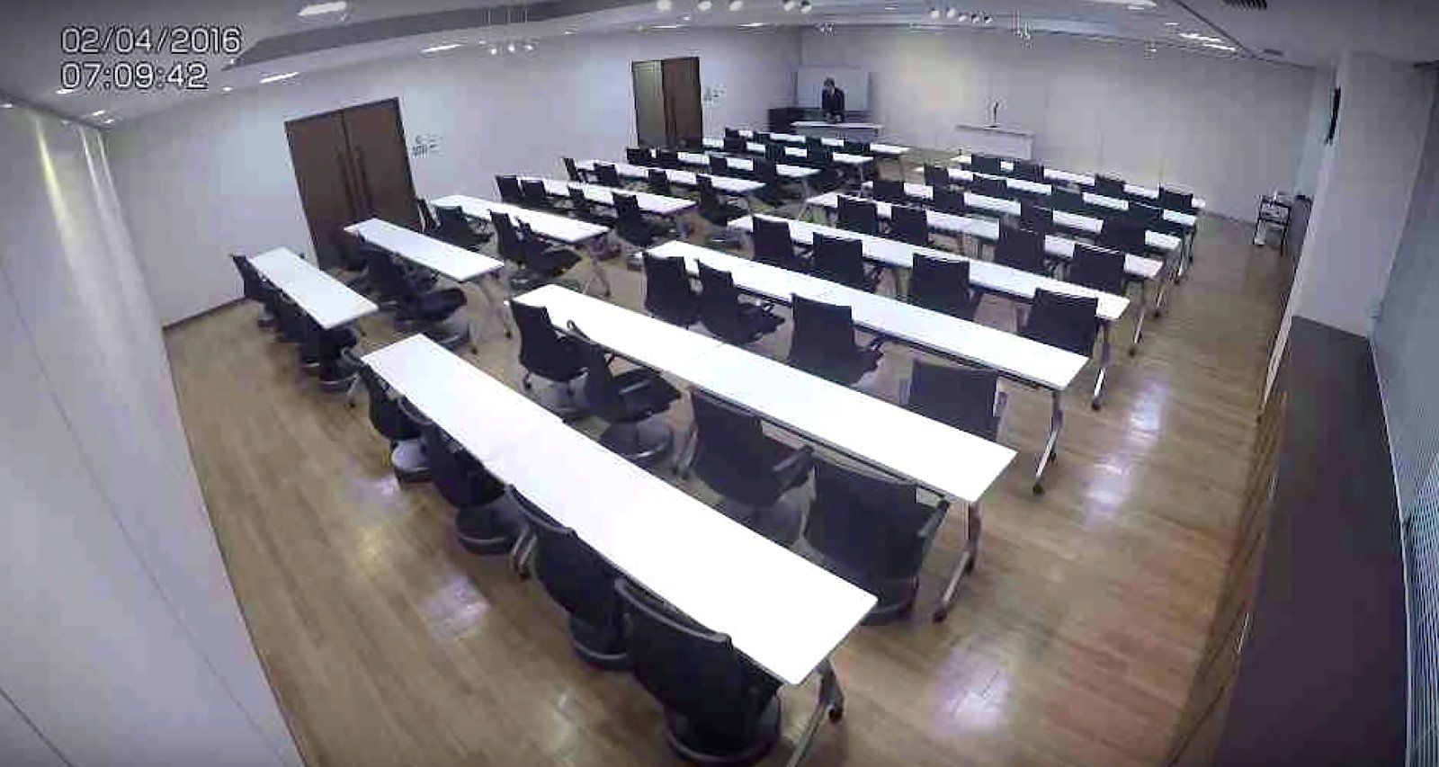 Empresa automotriz crea sillas que regresan a su sitio con una palmada - Nissan-Intelligent-Parking-Chair-1