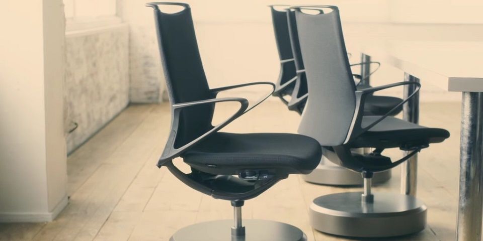 Empresa automotriz crea sillas que regresan a su sitio con una palmada