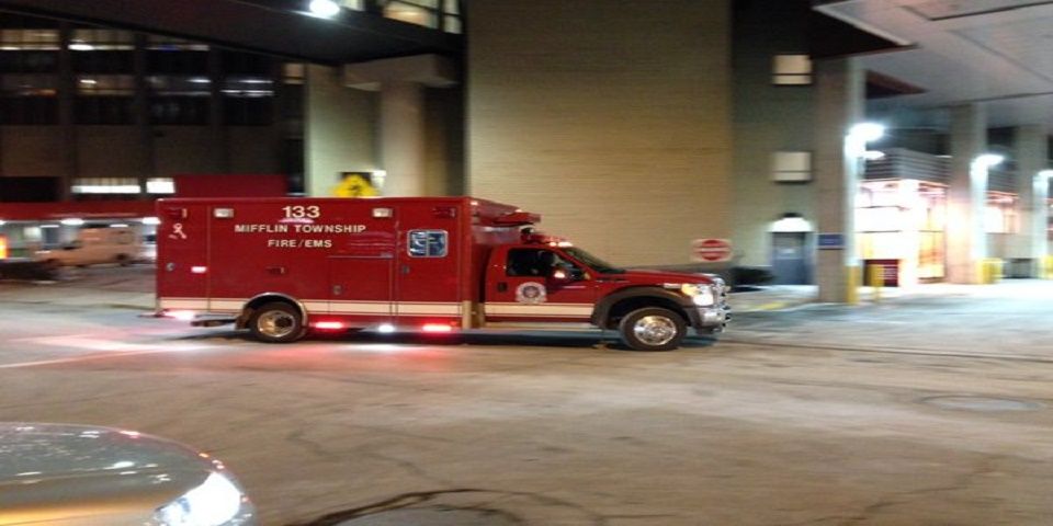 Hombre agrede a comensales con un machete