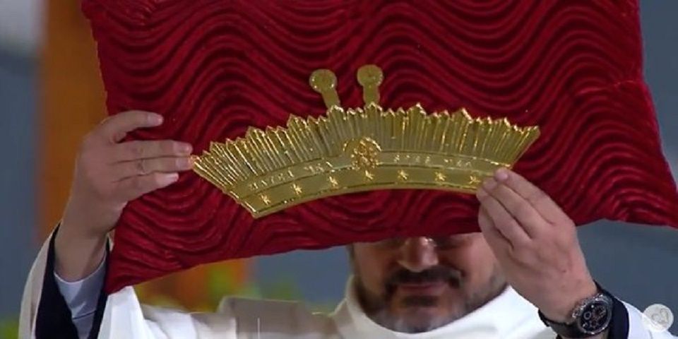 Papa Francisco entrega diadema de oro y plata a la Virgen en ofrenda