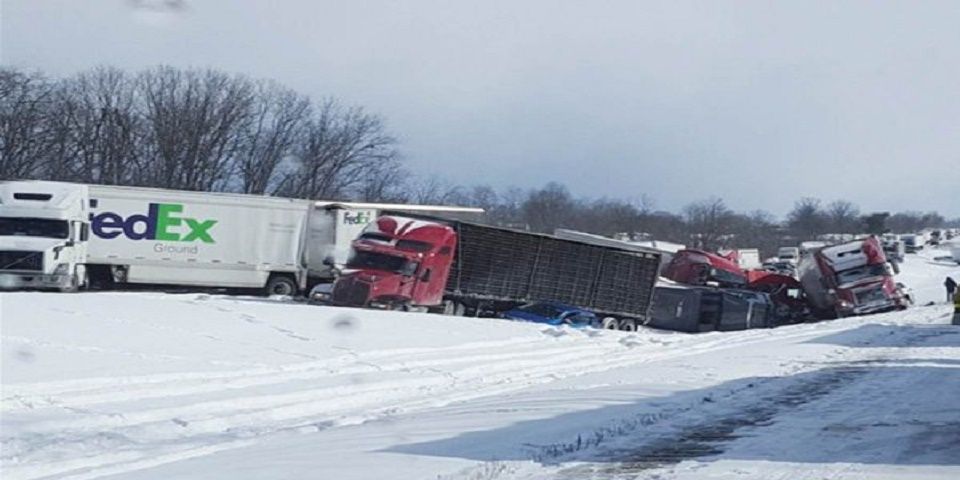 Chocan en gran carambola más de 50 vehículos en Pensilvania
