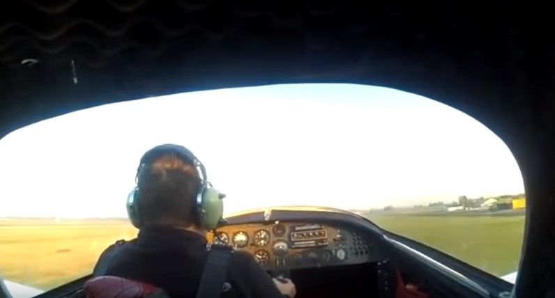 Video: aterrizaje de emergencia desde la cabina del piloto Video: aterrizaje de emergencia desde la cabina del piloto