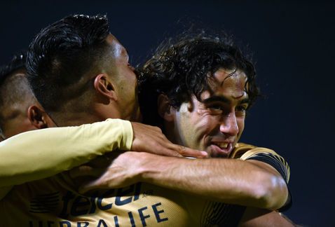 Pumas gana en su regreso a la Libertadores - Pumas-Emelec-duelo-goles-CU_MILIMA20160218_0409_11