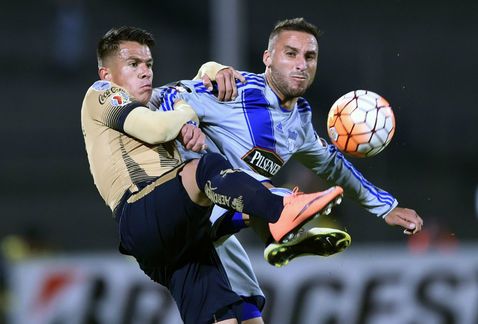 Pumas gana en su regreso a la Libertadores - Pumas-Emelec-duelo-goles-CU_MILIMA20160218_0411_11