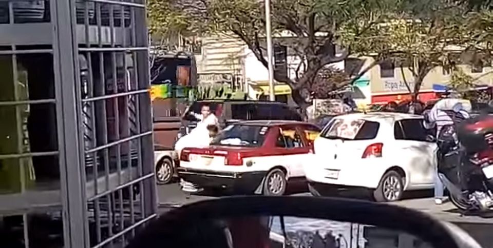 Video: riña entre taxistas que dejó herido por arma blanca a uno