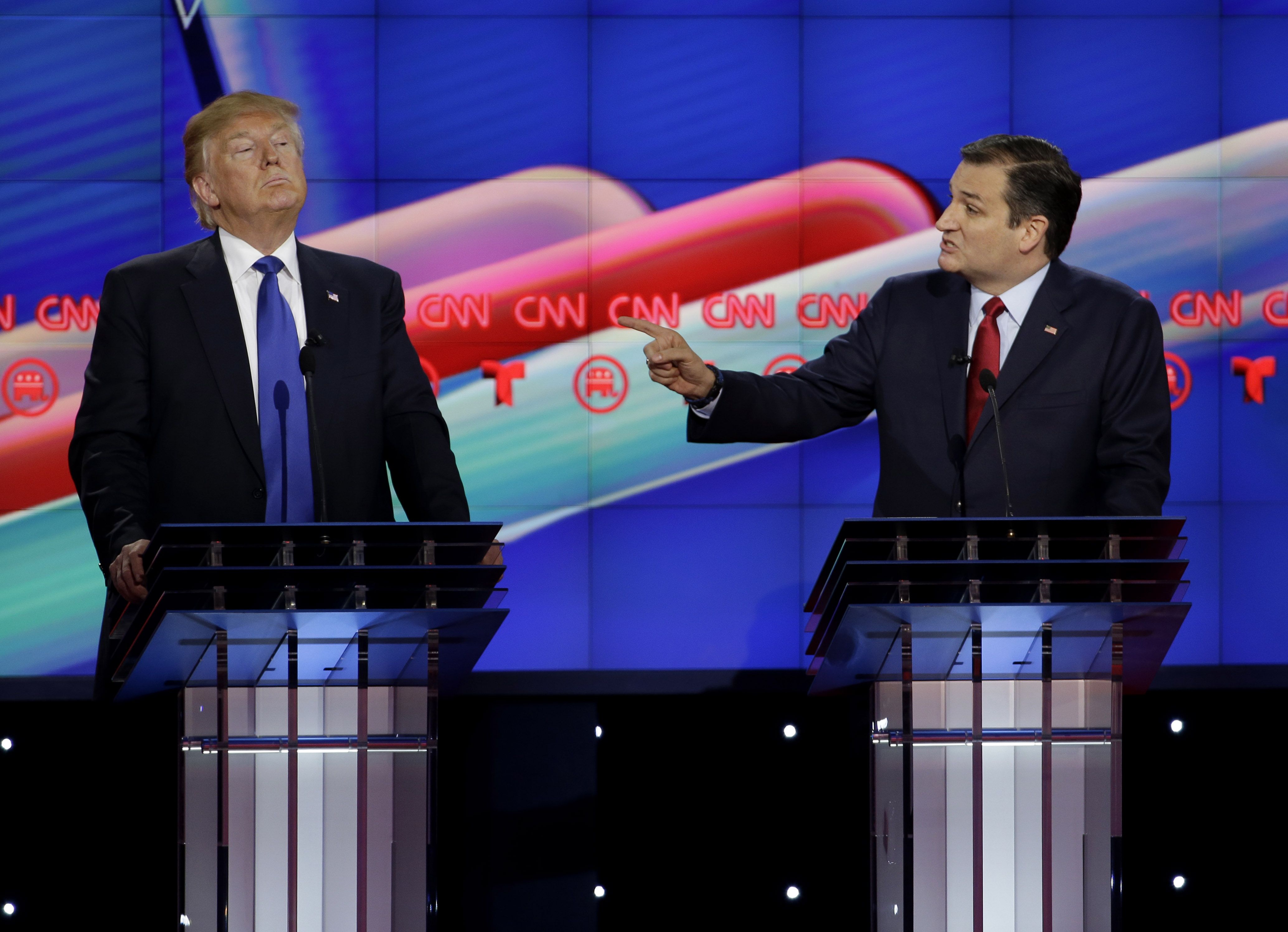 Cruz acusa a Trump de tratos con la mafia