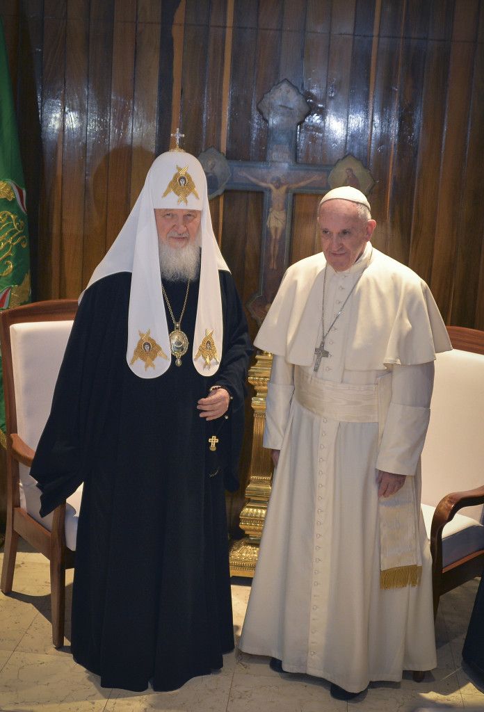 Papa Francisco y líder ortodoxo intercambian regalos - SOP_AP_SPANI_SPAN__CUB_SPANXEM108_PAPA_PATRIARCA__adan.delacruz@lopezdoriga.com_2-696x1024