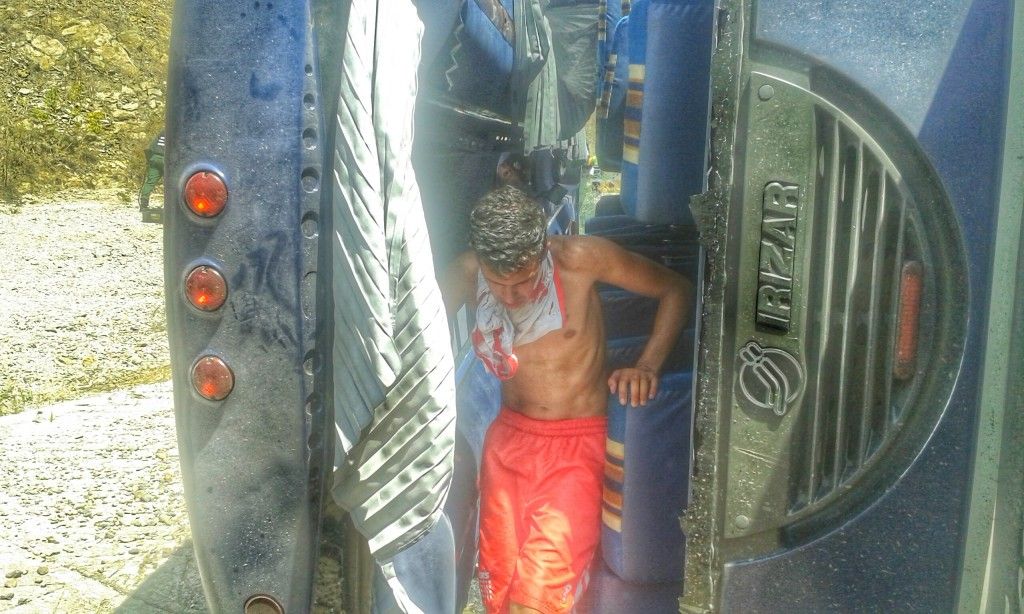 Se accidenta autobús de equipo de futbol de Argentina - SOP_AP_SPANS_SPANSOC_SPANWSOC__VEN_SPANXVEN101_HUR...__adan.delacruz@lopezdoriga.com_3-1024x614