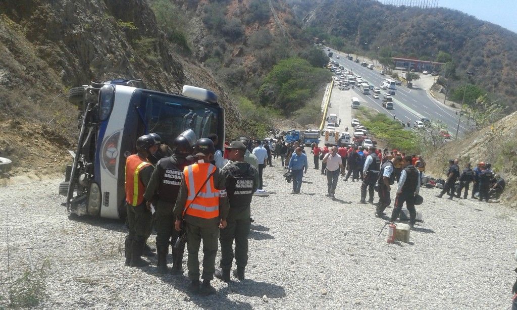 Se accidenta autobús de equipo de futbol de Argentina - SOP_AP_SPANS_SPANSOC_SPANWSOC__VEN_SPANXVEN104_HUR...__adan.delacruz@lopezdoriga.com_1-1024x614