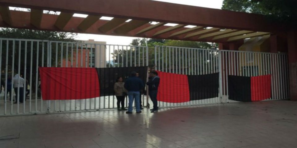 Dejan a más de 20 mil alumnos de la UABJO sin clases Dejan a más de 20 mil alumnos de la UABJO sin clases