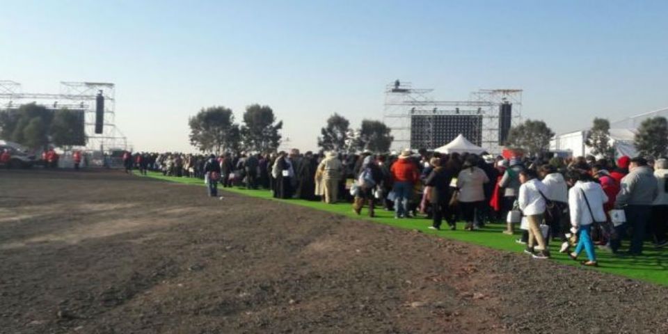 Llegan 300 mil personas a misa del papa en Ecatepec