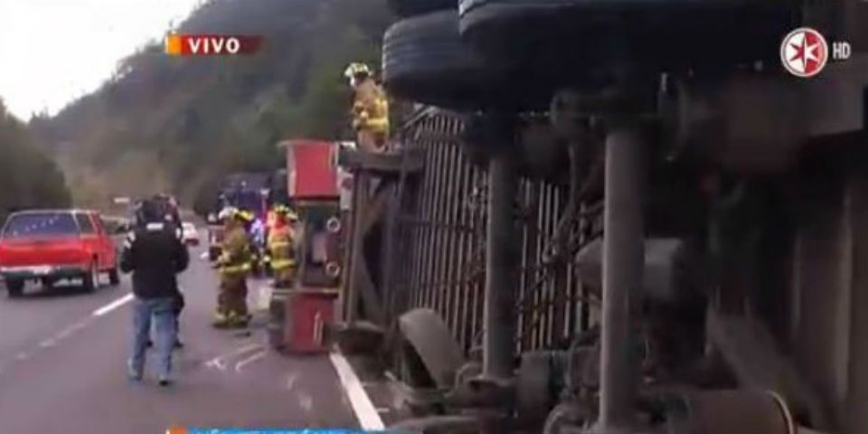 Tráiler volcó en la carretera México-Toluca