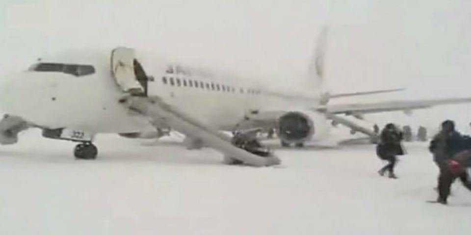 Evacuan avión en Japón por incendio en motor