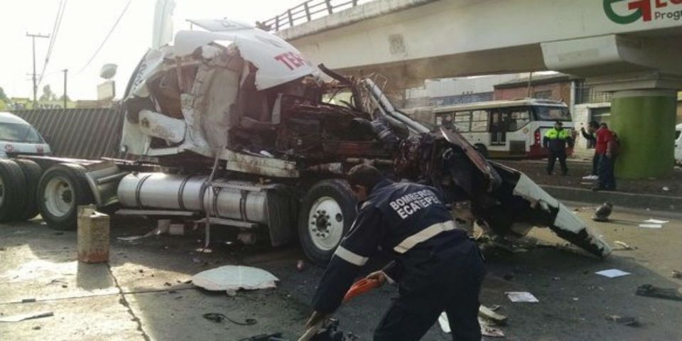 Tráiler cayó de un puente de Ecatepec, murió el chofer