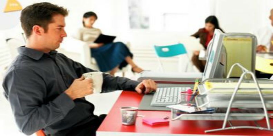 Empleados gastan hasta ocho años de su vida sentados mientras trabajan