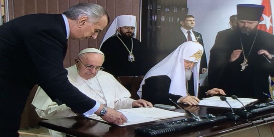 Histórico encuentro entre el papa Francisco y el patriarca Kirill