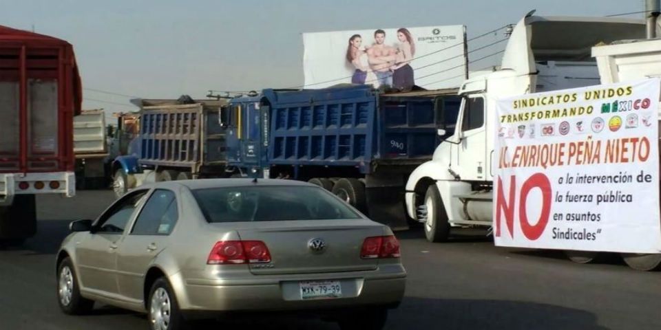 Trabajadores de la construcción del NAICM bloquean Periférico Oriente Trabajadores de la construcción del NAICM bloquean Periférico Oriente