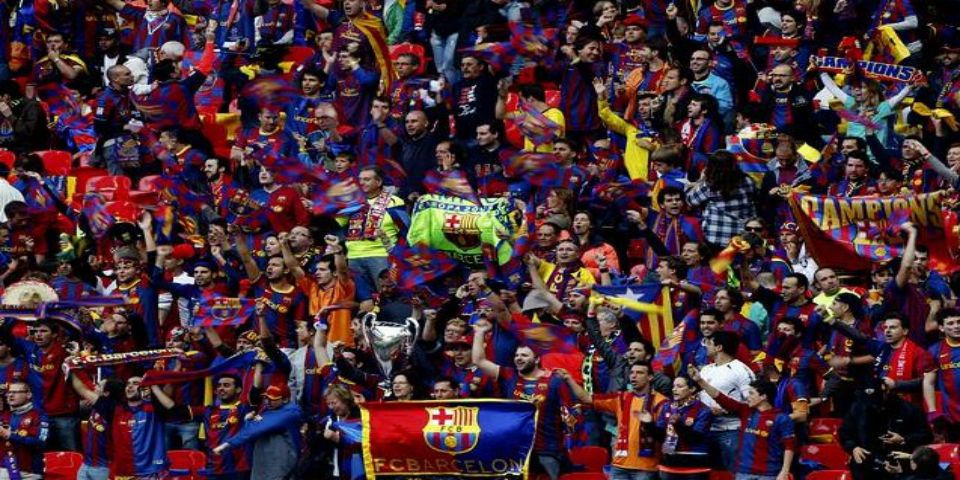 Aficionados del Barcelona protestan durante vuelo