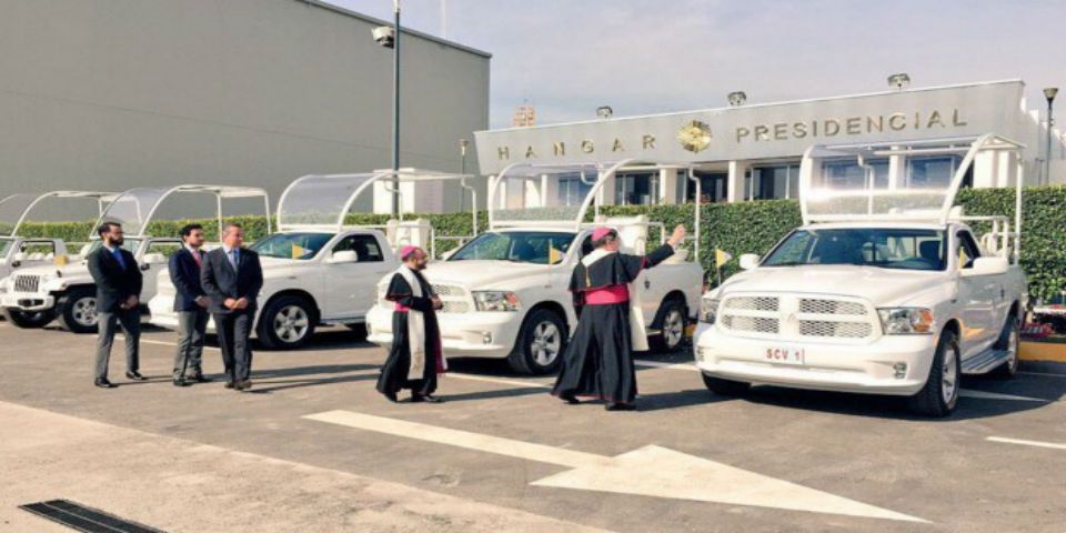 Bendicen papamóviles que usará Francisco durante su visita a México
