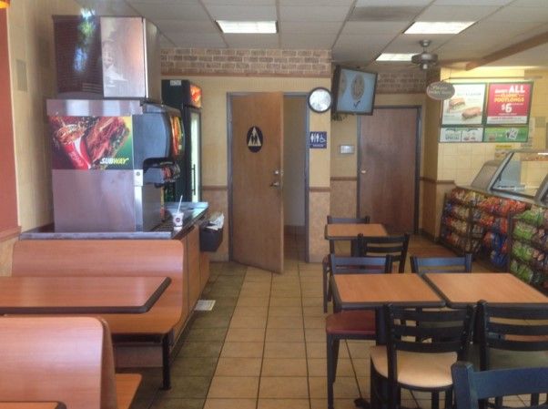 Detienen a mujer que dio a luz en un baño de Subway