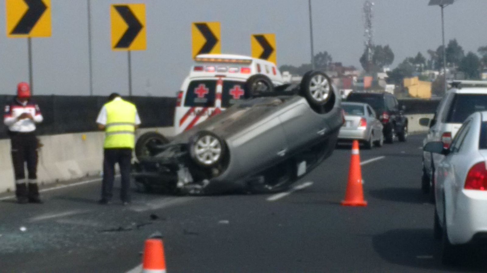 Se registra volcadura en la Supervía Poniente
