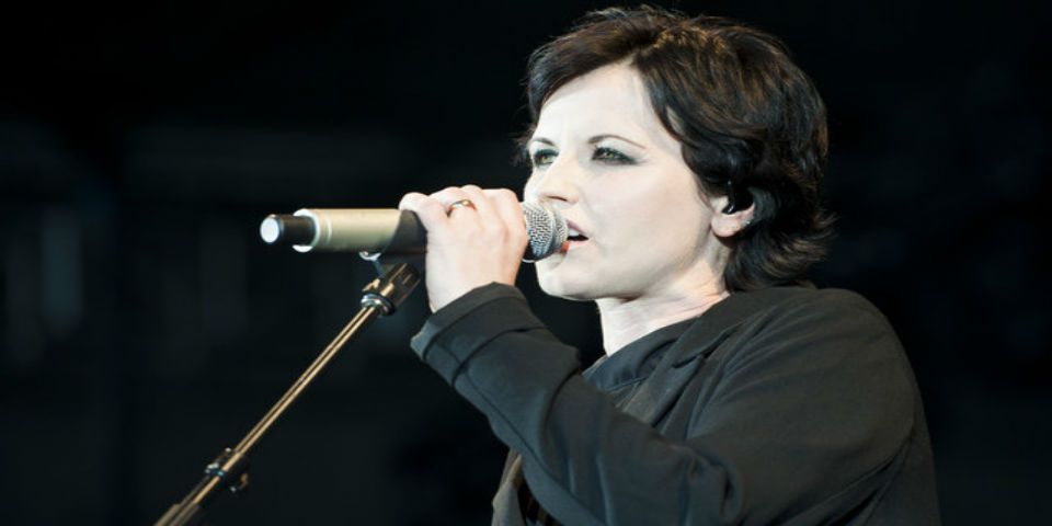 Multan a vocalista de “Cranberries” por agredir a policía