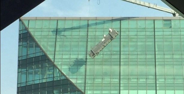 Rescatan a tres trabajadores de andamio en la Torre Mayor - Torre-Mayor-andamio-Deb_Estrella